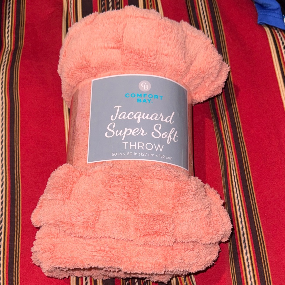Comfort Bay Peach Jacquard Plush Throw